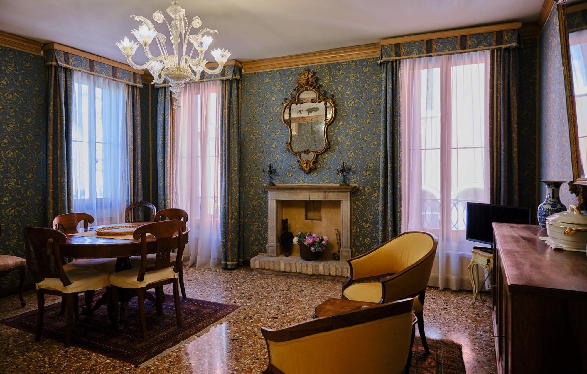 Deluxe Apartment